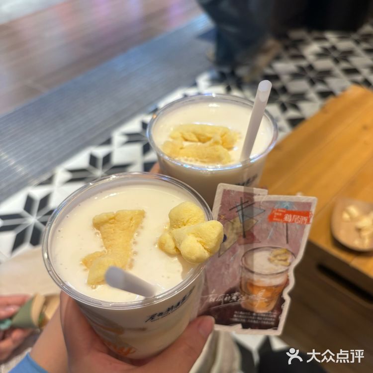 未成年不许喝酒但成年人买酒送棒棒糖