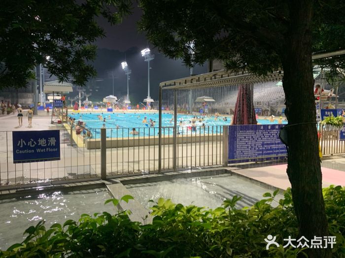 越秀山游泳场图片