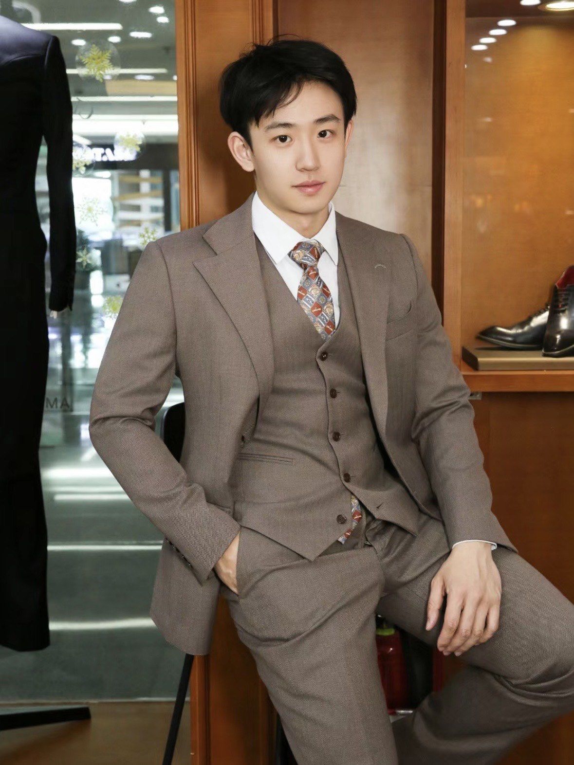 帅哥穿西装越穿越对味