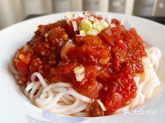 食材：牛肉，油，洋葱，蒜，料酒，西红柿，番茄酱
