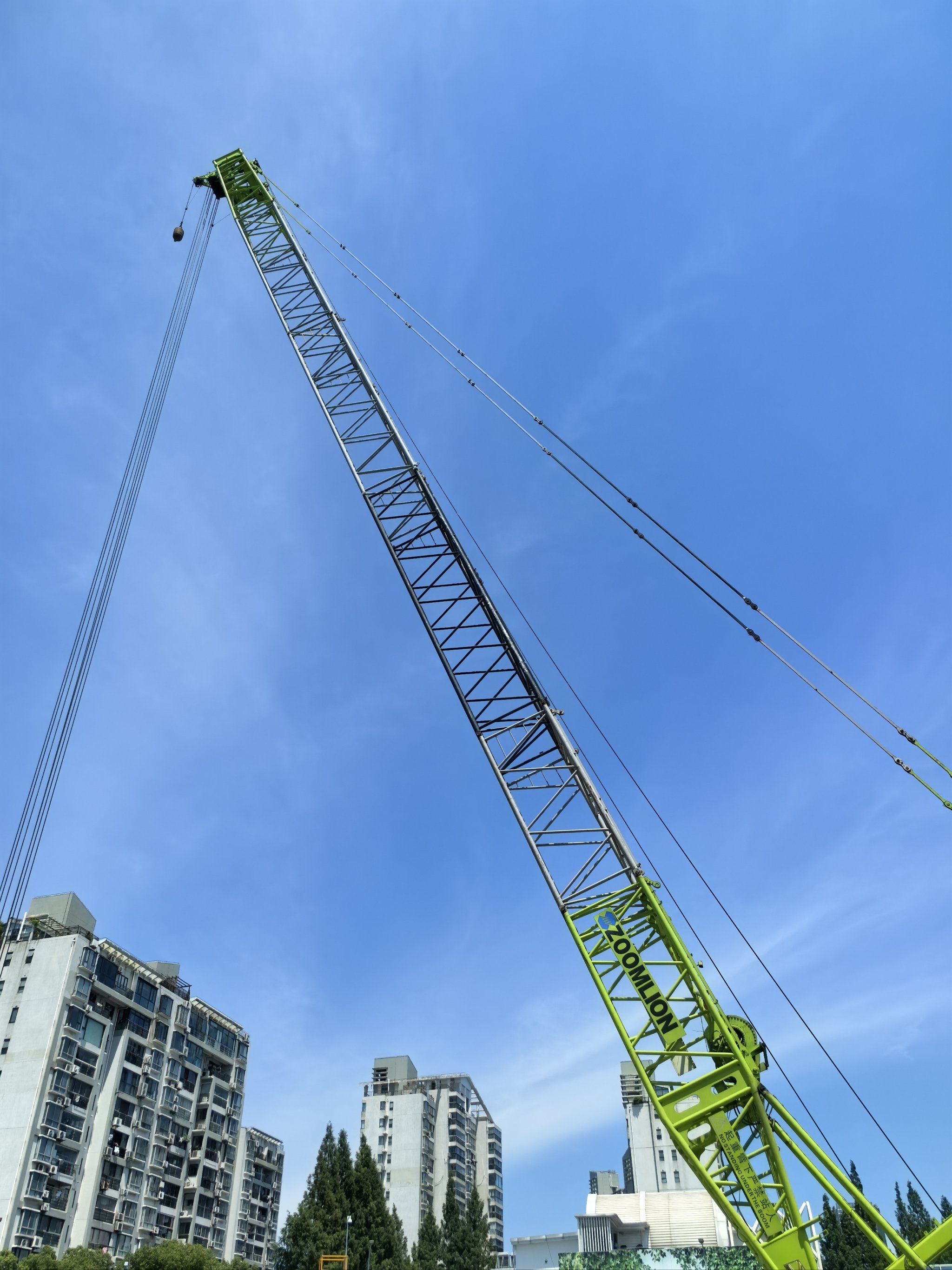 龙漕路地铁站门口的大吊车