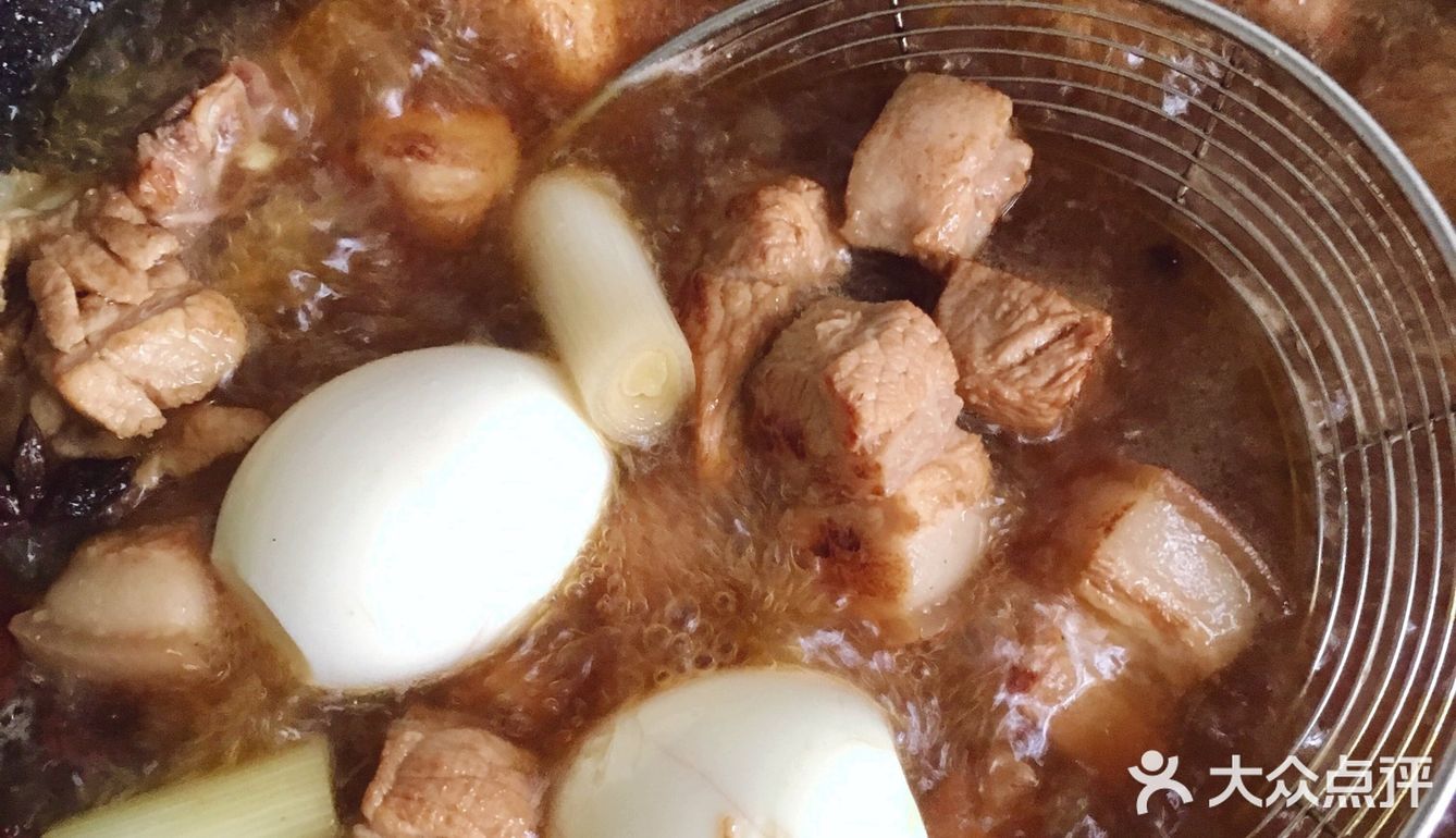 一起丢锅里烧了，肉和排骨先洗净加料酒焯水，撇去浮沫