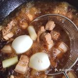 一起丢锅里烧了，肉和排骨先洗净加料酒焯水，撇去浮沫