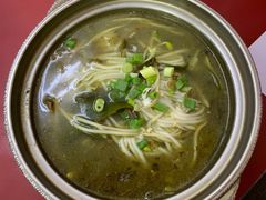 酸菜鸡胗米线-周氏砂锅米线