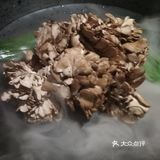 服务：服务非常周到，主动倒水加汤