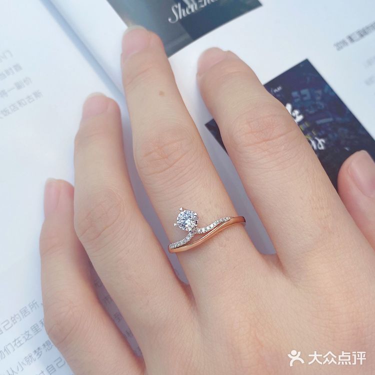 前几天入手了一款blingbling公主风格的钻戒