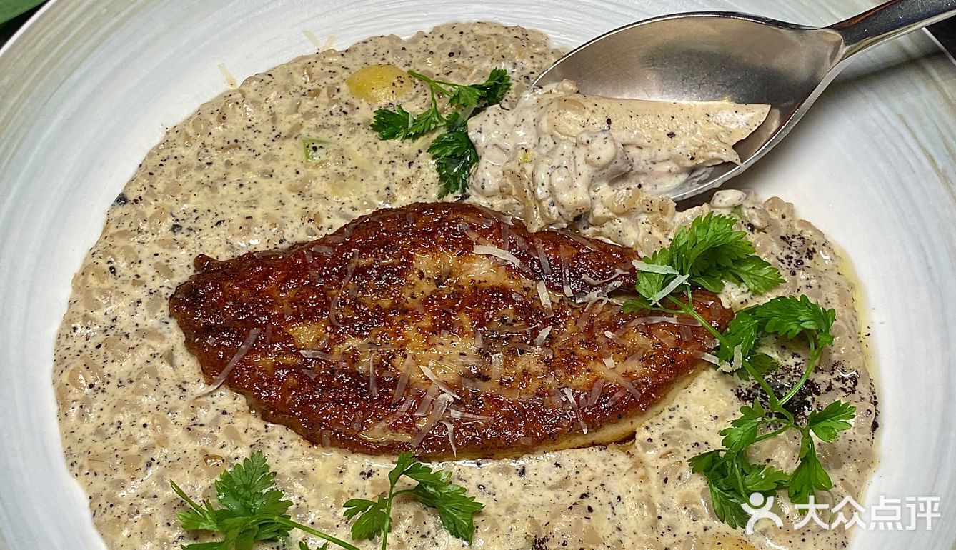 双子塔下的这家餐酒吧尊的美呆！！