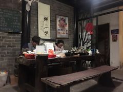 正在打王者荣耀的老板和老板娘-浔岚云舍mist静谧观景美宿(丽江古城店)