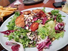 香烤三文鱼藜麦配坚果碎沙拉-魏斯理汉堡(西安沣东吾悦店)