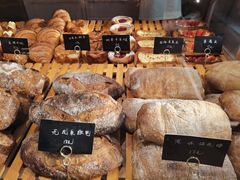 无花果欧包-天井·丑面包搭咖啡