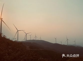 山上有超级多风车，风景绝美