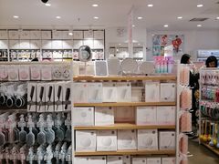-名创优品(北京新中关购物中心地铁层店)
