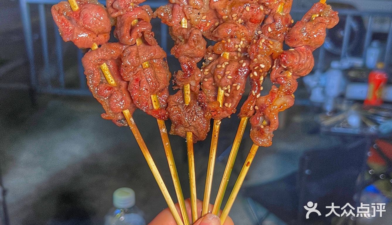 露天街边吃烤串才是厦门，白天肉铺晚上烤串