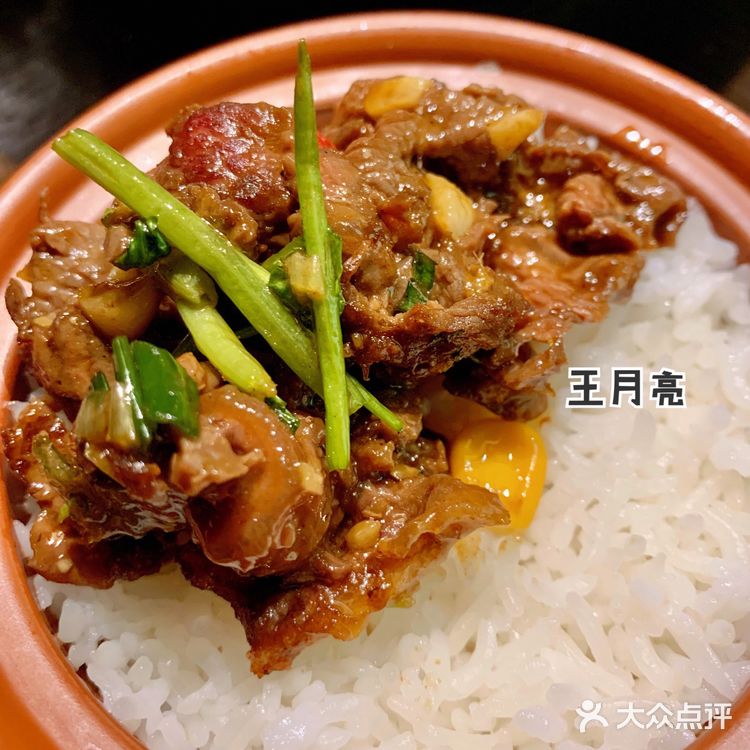 他家的鱼头米线和肉汤拌饭一绝!