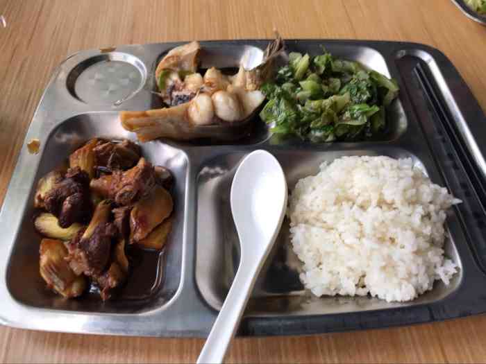 南京信息工程大学东苑食堂-"中午来这边吃饭,选的是黄焖鸡米饭,排队相