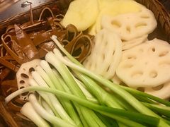 -茅草房·河畔园林火锅
