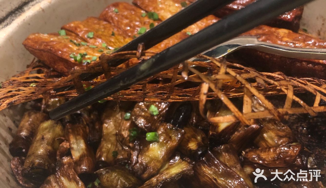 我们拿手机拍菜，工作人员不让拍