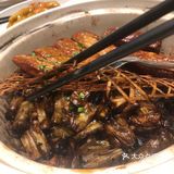 我们拿手机拍菜，工作人员不让拍
