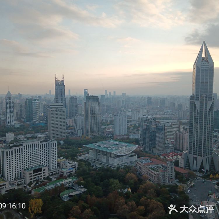 上海市南京路新世界丽笙大酒店45层旋转餐厅