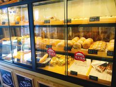 面包甜点陈列柜-啊噗吐呦现场烘焙(麦凯乐店)