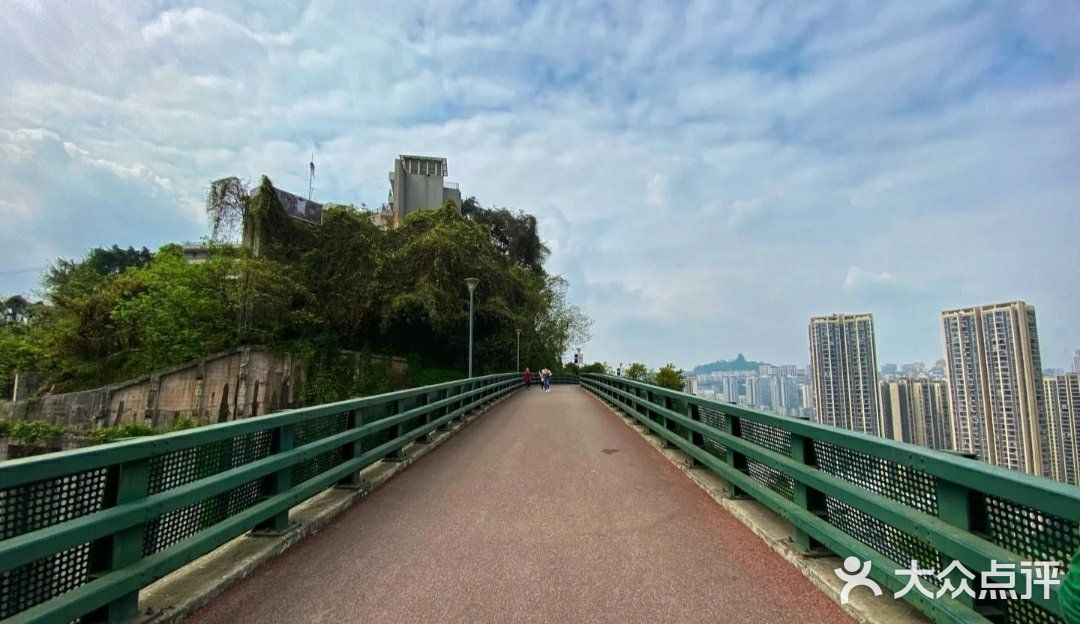 虎头岩山地公园位于重庆市渝中区虎头岩总部城旁