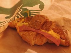 火腿芝士牛角-星巴克臻选(济南万达店)