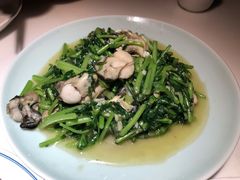 茼蒿炒海蛎子-日丰园海肠水饺·老字号大连海鲜(和平广场店)