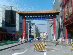 旁边的美食街-大舞台剧场