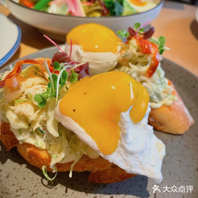 外摆用餐氛围感十足，超级适合约会的西餐厅