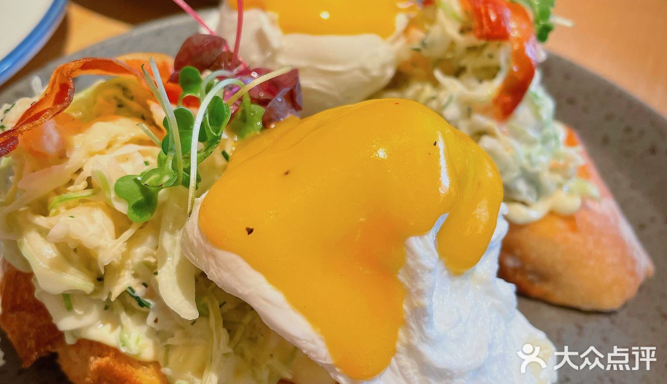 外摆用餐氛围感十足，超级适合约会的西餐厅