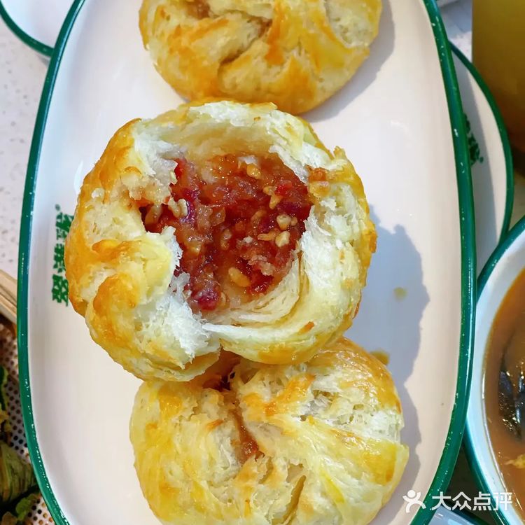 昆明传统破酥包翠满珑新店烤糖腿包子必须尝