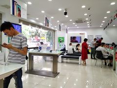 来修手机的人坐等取件。-成都华为终端授权服务中心