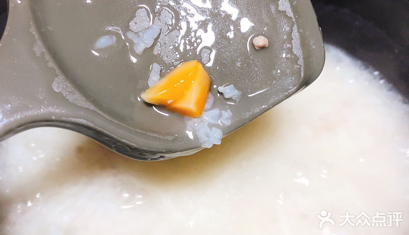 十五分钟快手早餐！营养美味的皮蛋瘦肉粥