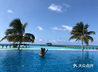 这是我从未见过的美景，湛蓝清澈的海水，白云朵朵