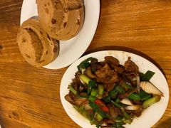 红糖馒头配秘制回锅肉-凯华海鲜火锅·传承三十六年