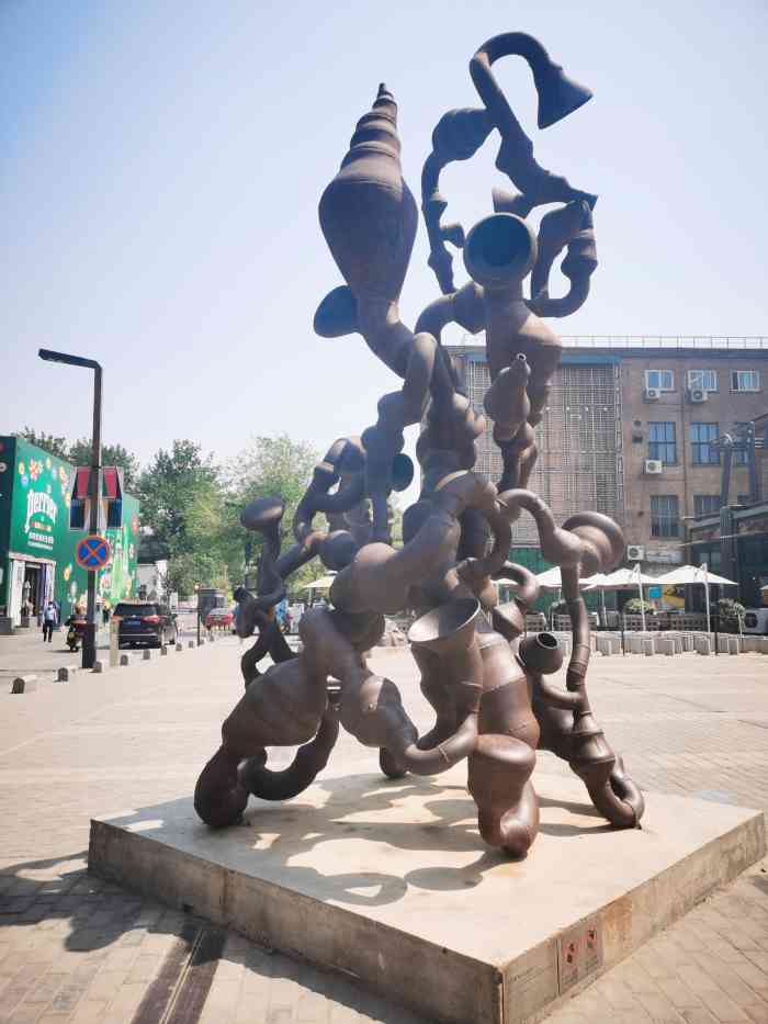 不过如果你只是单纯地来逛逛一般用不了100,如果来买798雕塑