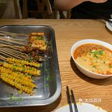 在红街背面，chaos 酒店对面， 走到最后