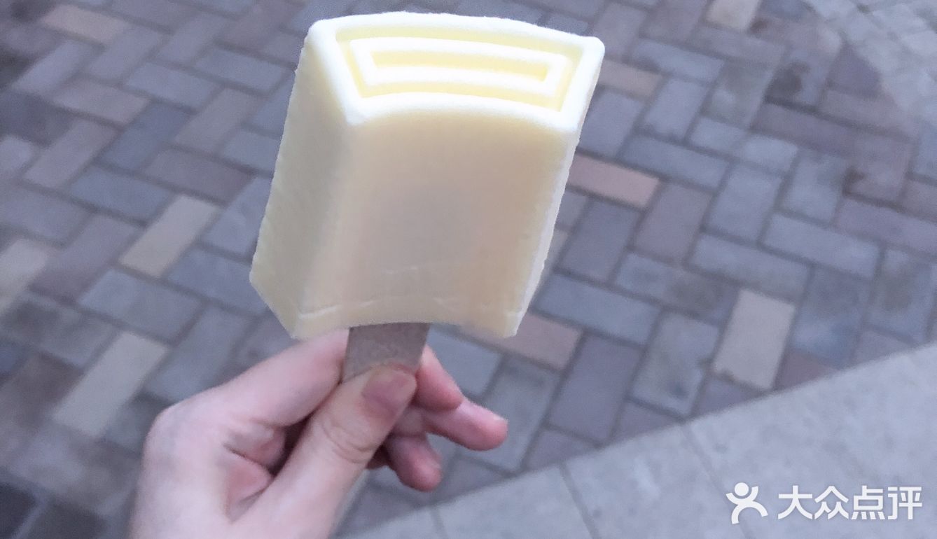 打卡网红雪糕   最近开微博都在安利佟丽娅代言的雪糕