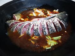 铁锅炖鱼贴饼子-木火柴大铁锅
