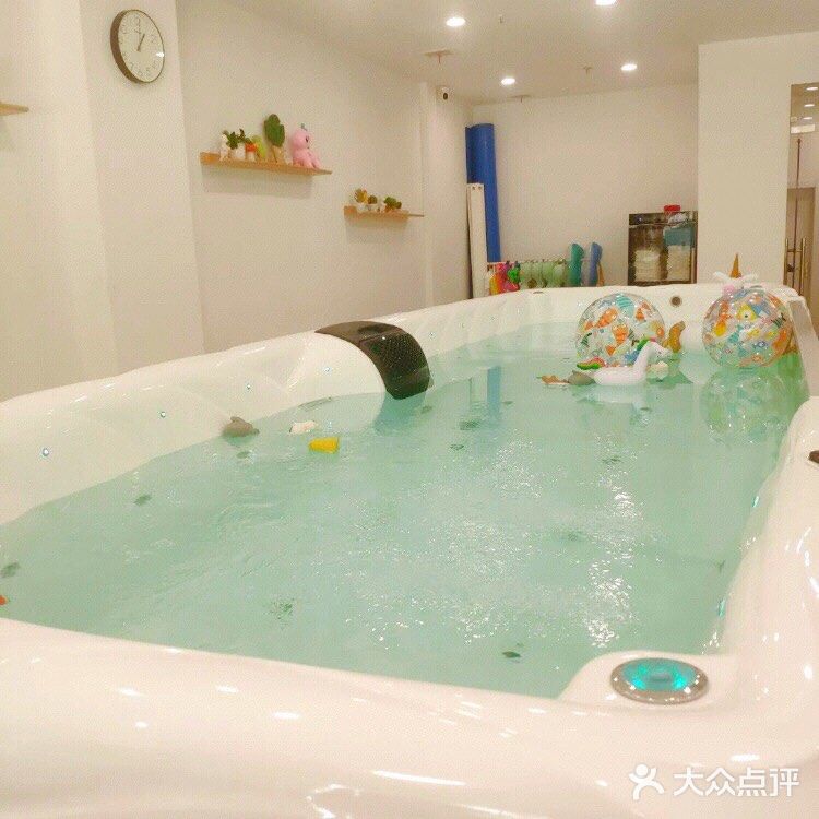 来沐恩游泳啦！
