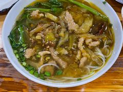 酸菜肉丝米线-越洋肖氏老米线(杨家坪店)