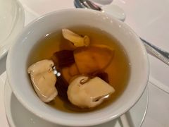 泉水炖牛肝菌松茸汤-悦轩中餐厅·高空江景·杭州柏悦酒店