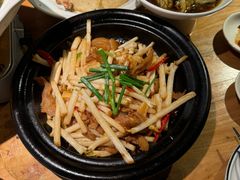 -帅巴人舅母子腊蹄民俗村