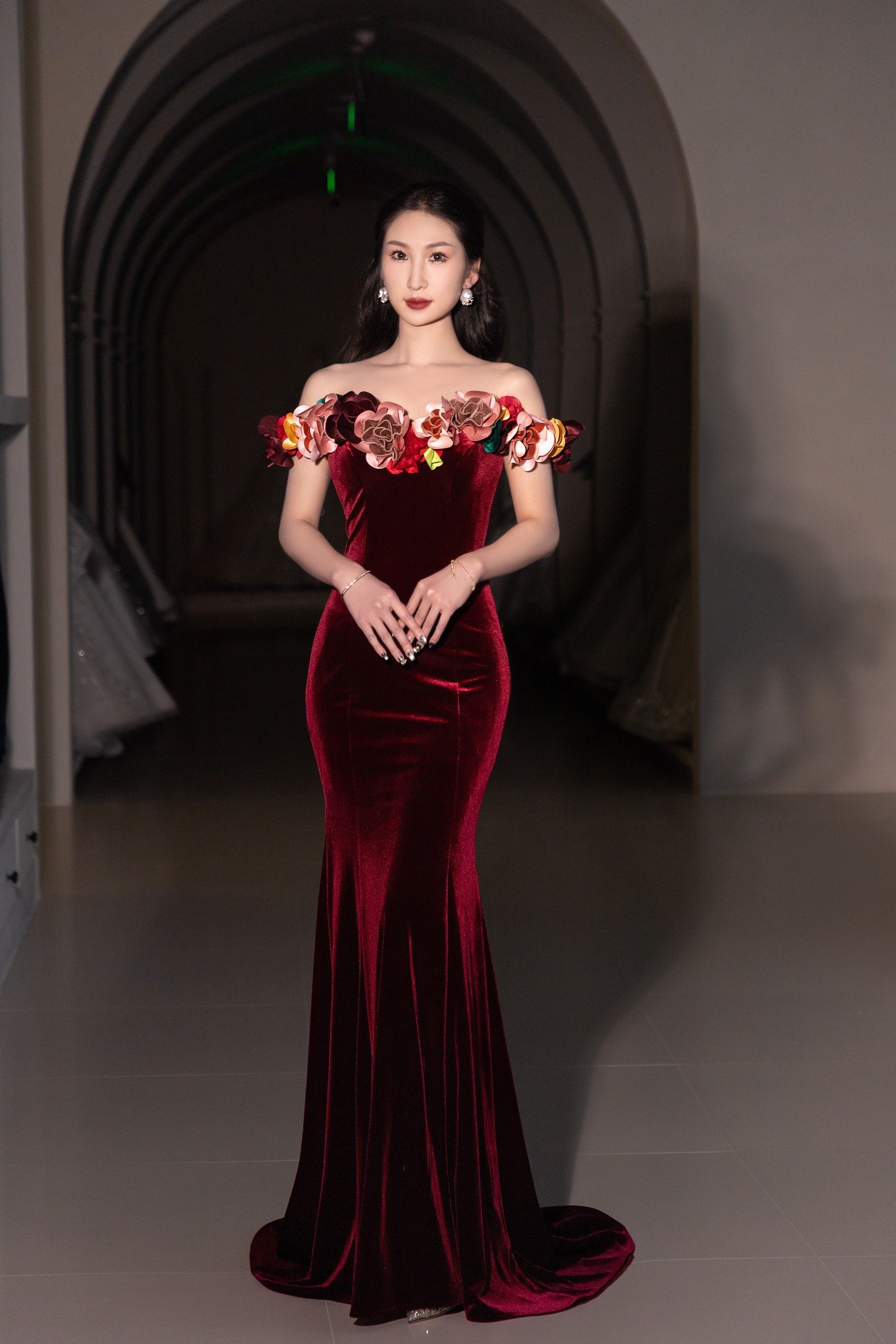 天津婚纱|谁能抵挡丝绒一字肩玫瑰礼服裙?