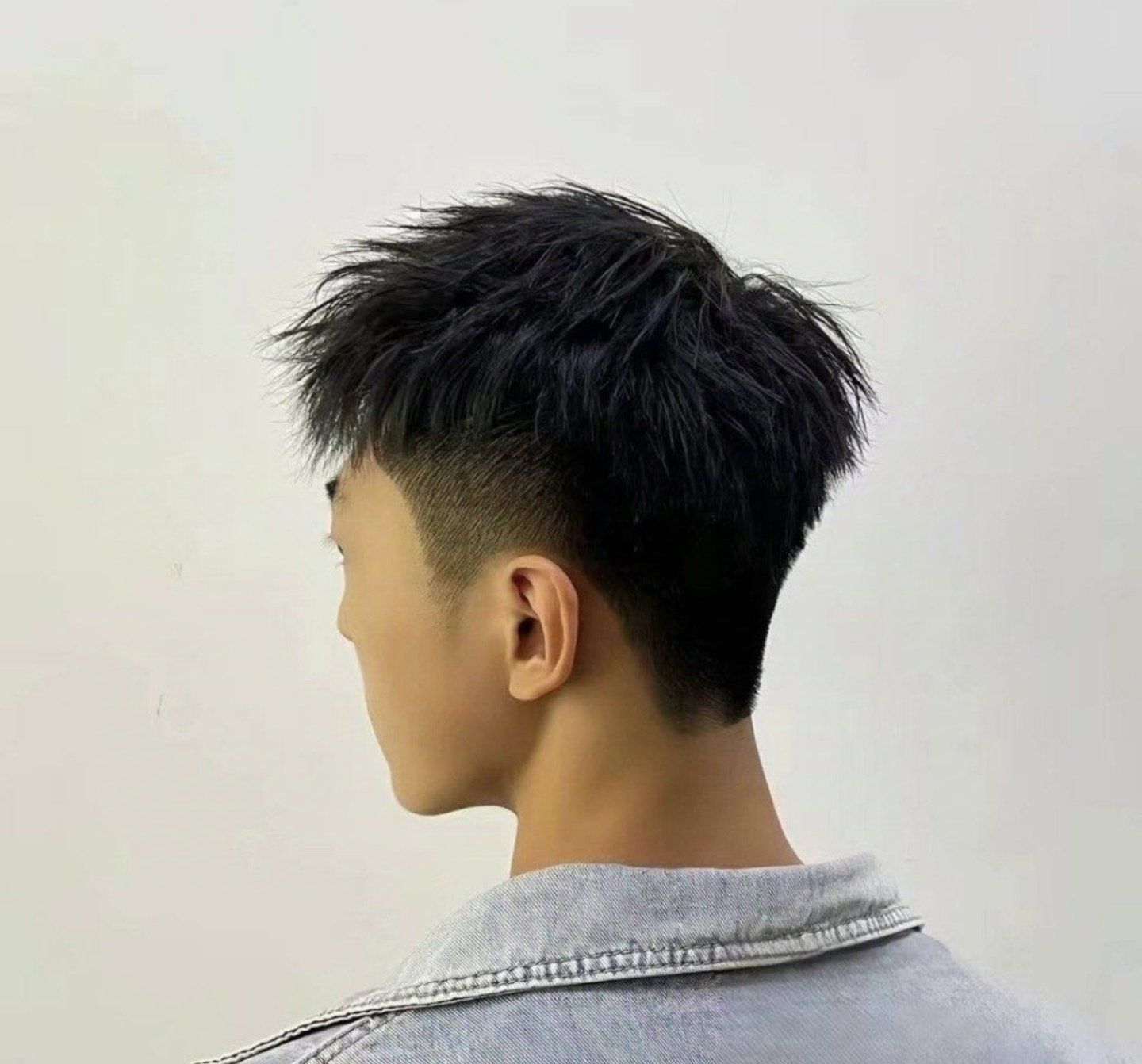 男生发型头发剪的很仔细,整体很有感觉效