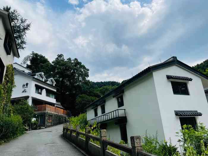 山舍pillowbooks(西湖店)-"[薄荷]环境: 在满觉陇半山腰,总体还算.