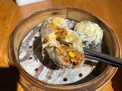 玉女藏金蛋黄芝士纸皮烧麦-鑫震源·苏式大虾生煎(山塘街店)