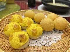 菠萝包拼芝士球-轩记海鲜餐厅·四十五年老字号·经典粤菜(西区彩虹店)