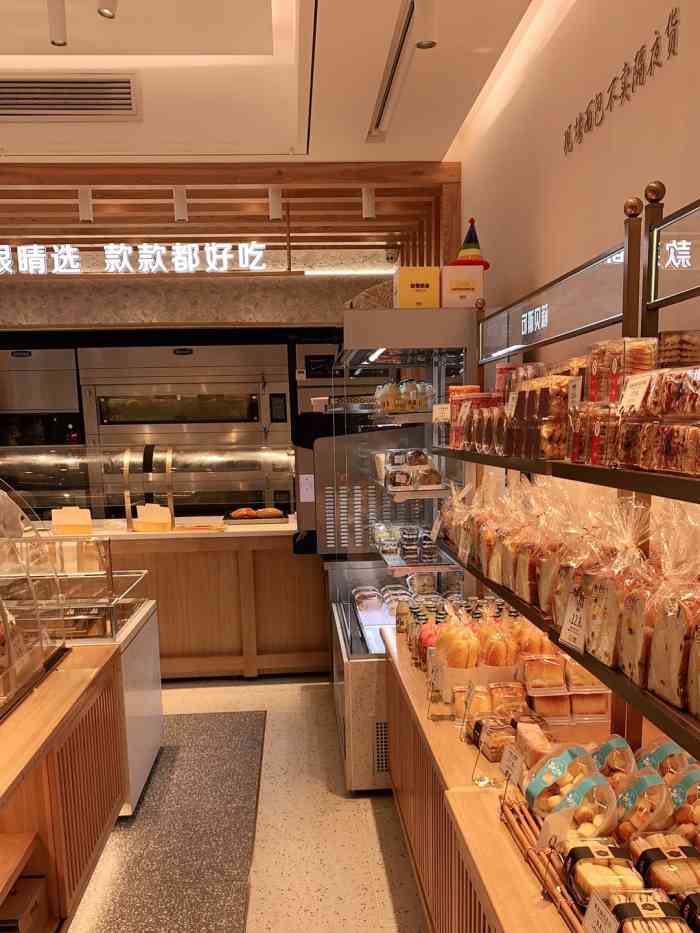 可斯贝莉(莲坂外图店"莲坂国贸一家新开的面包店.莲坂地铁口出来.