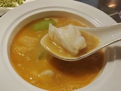 酸辣汤海胆鲍鱼汤-海派悦庭·海胆烧麦·新融合菜(凯德广场店)